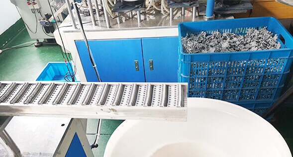 接线青青草成人网生产时如何防止杂质进入注塑机